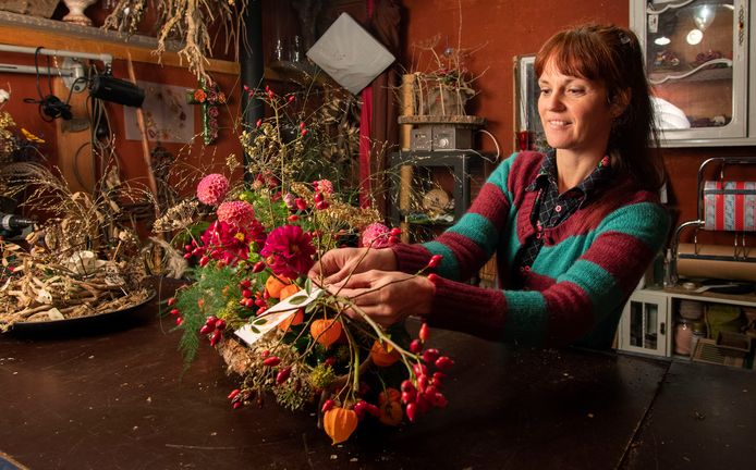 Oennio van de Wetering is rouwbloemist met Oennio’s Bloemenwensen.