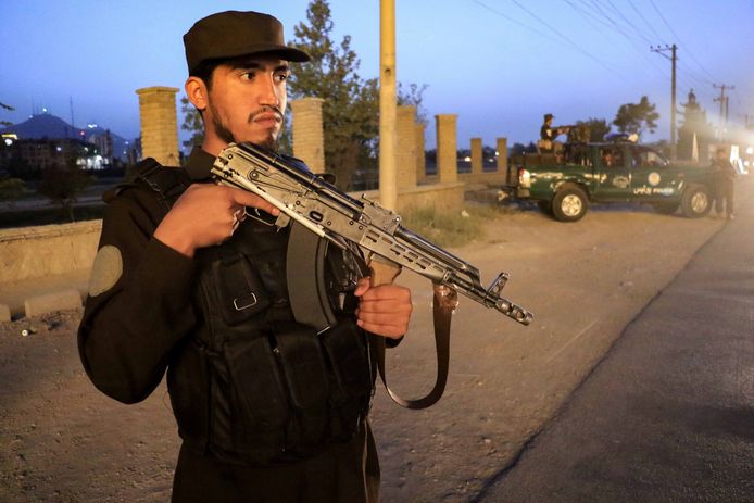 Een modern geklede taliban-soldaat bewaakt een cricket-tornooi, een sport die onder het vorige taliban-bewind verboden was