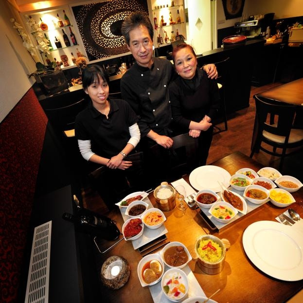 Jennifer, John en Julia Lam in hun Indonesisch eethuis Bali Baru in Roosendaal. foto Robert van den Berge/ het fotoburo