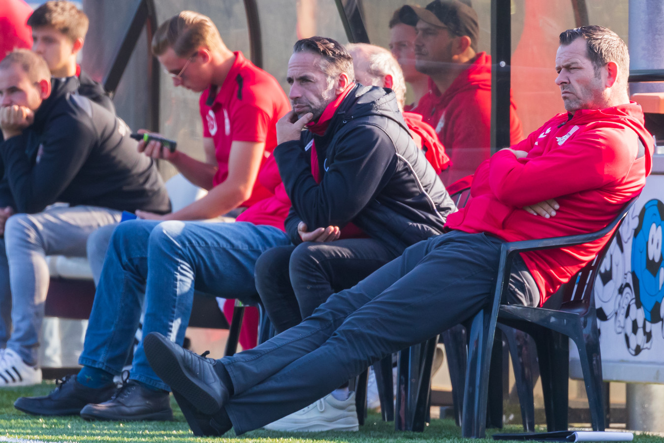 Buurse-trainer Gerben Nijhuis (zwarte jas) moest toezien hoe zijn ploeg met 5-0 van Markelo verloor.