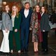 De Oranjes (inclusief Amalia) poseren bij de Juliana-tentoonstelling in de Nieuwe Kerk
