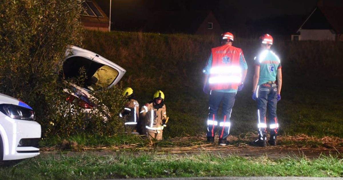 Ernstig ongeluk in Hoek, automobilist met spoed naar ziekenhuis.