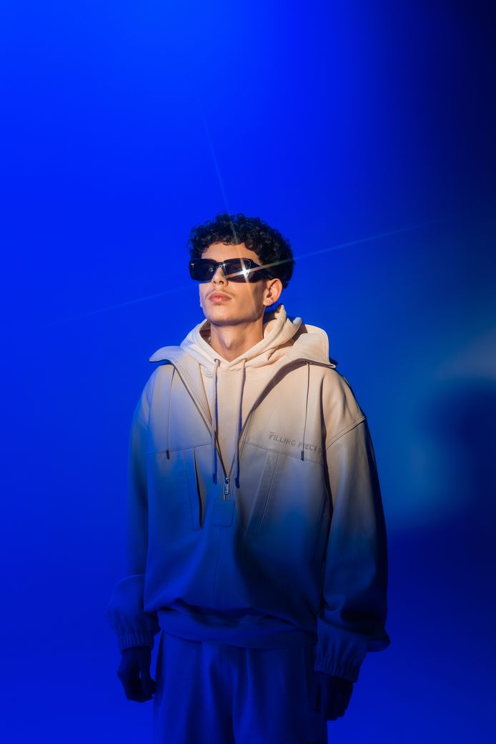 De jonge artiest Brysa – Sabry Verhoeven – scoort momenteel een nummer 1-hit in Nederland, met 'Amsterdam'.