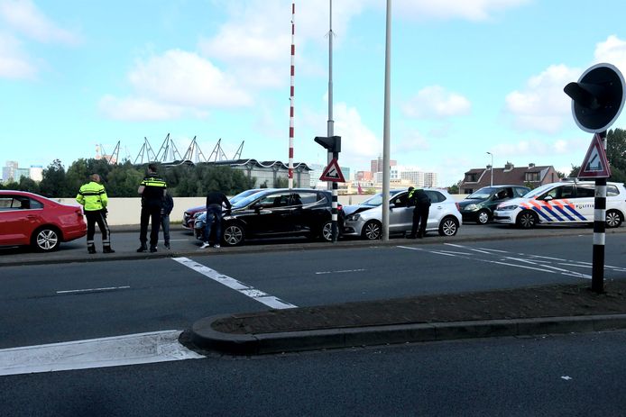 Op de Trekvlietbrug vond vanmiddag een kop-staartbotsing plaats tussen drie auto’s.