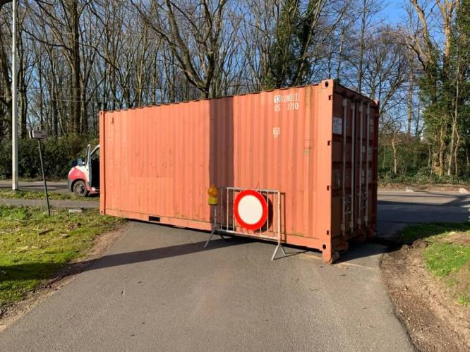 Cordon in het echt: Hoogstraten sluit kleine sluipwegen tussen België en Nederland met containers af