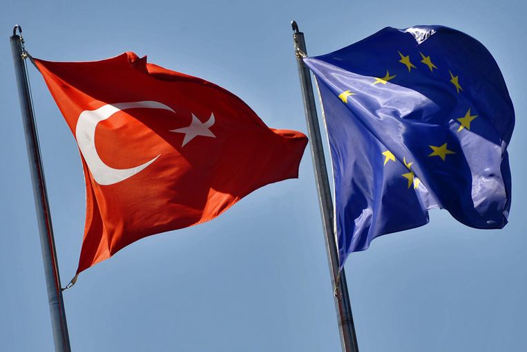 Een Turkse en een Europese vlag. (Colourbox) Beeld 