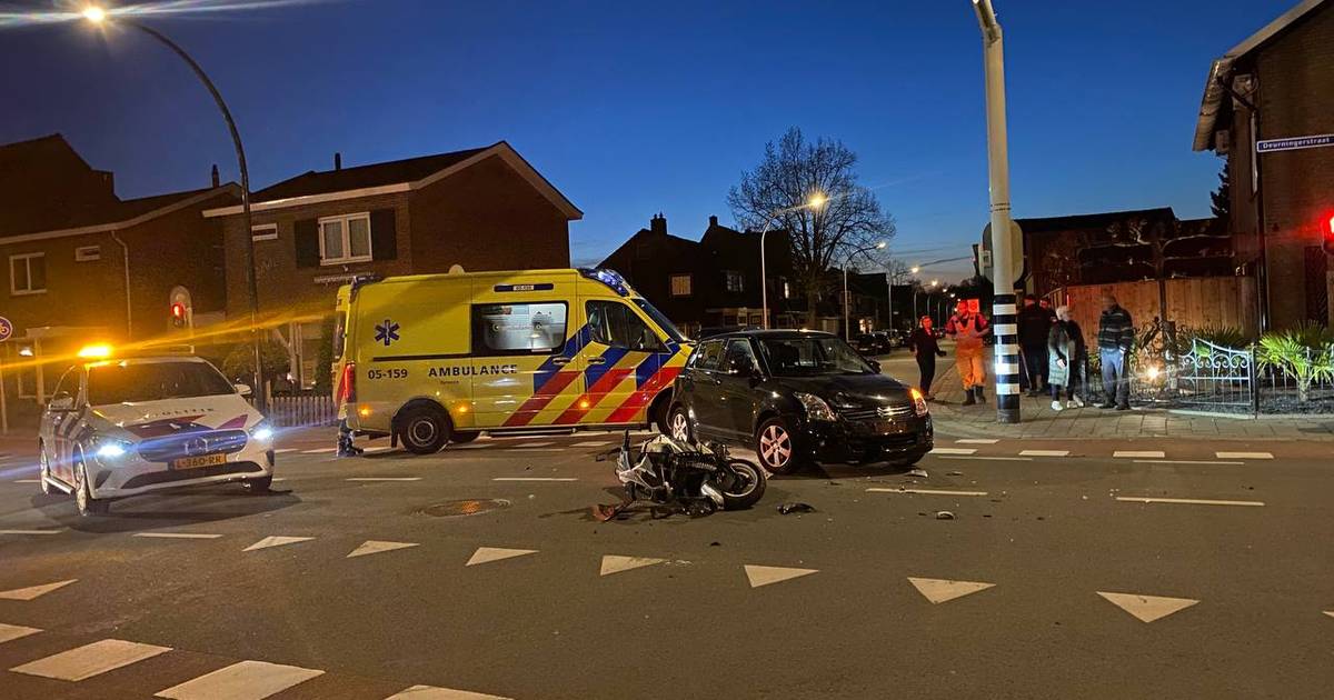 Scooterrijder gewond na aanrijding met auto op kruising in Hengelo.