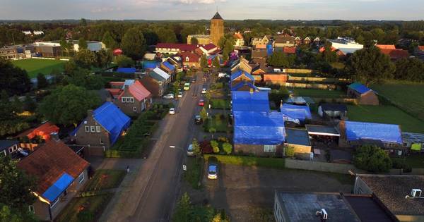Een derde van daken Luyksgestel nog kapot | Bergeijk - Eindhovens Dagblad