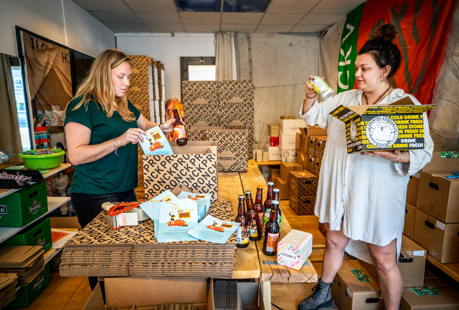 In Leiden worden Prins Pils Boxen ingepakt. Met bier van Leidse brouwers en inlogcodes voor een kroegentocht vanuit huis. Beeld Raymond Rutting / de Volkskrant