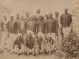 Een groep Hindoestaanse contractarbeiders uit Brits-Indië in Suriname, rond het eind van de 19de eeuw.