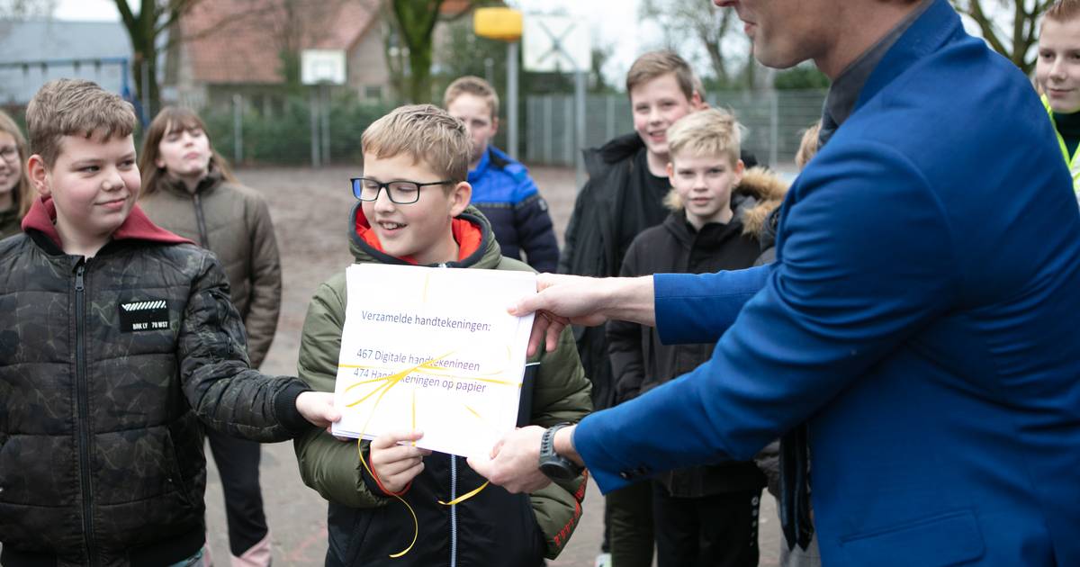 Boaz en Julian willen dat deze oversteek in Sibculo veiliger wordt: ‘Maar een rotonde aanleggen is d