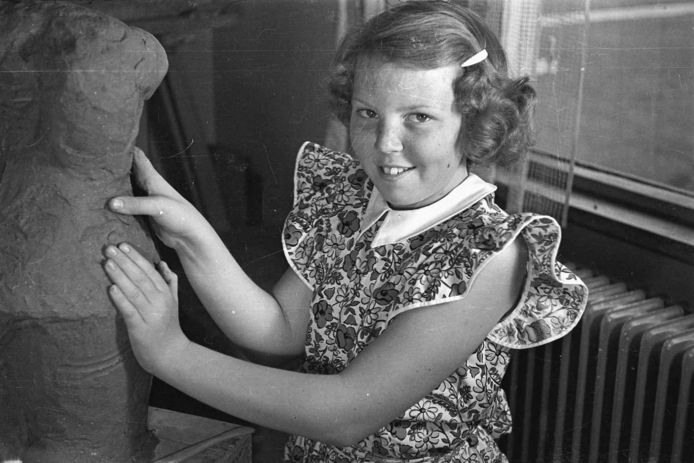1950 年，贝娅特丽克丝公主正在雕塑。