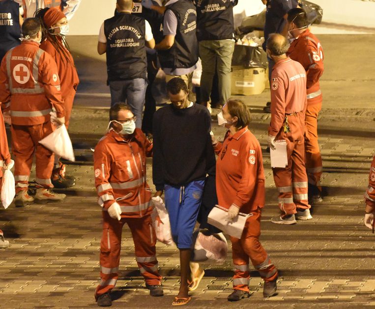 Migranten mochten zondag in de haven van Catania op Sicilië het Italiaanse kustwachtschip Diciotti verlaten. Beeld EPA