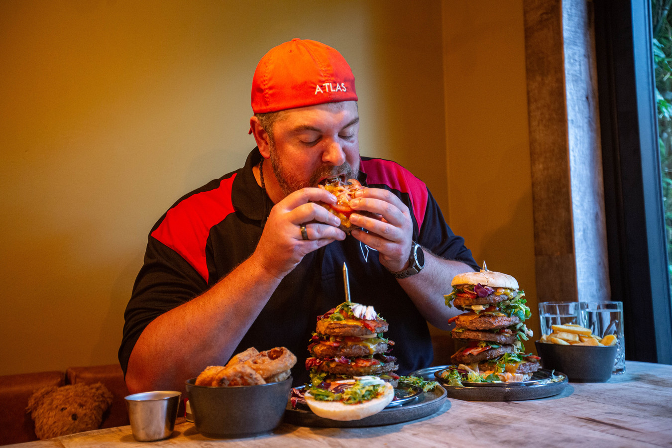 KIJK. Vijf hamburgers, vijf spekrepen en vijf plakjes kaas in minder