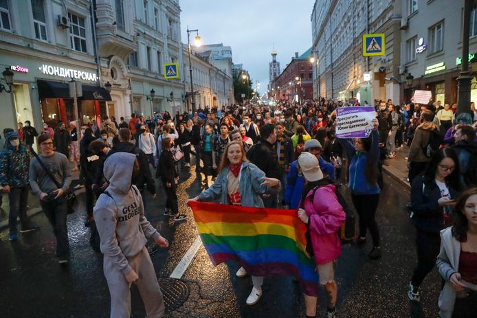 LGBT-activisten houden hun vlag vast tijdens een bijeenkomst in 2020 om handtekeningen te verzamelen voor het annuleren van de uitslag van de stemming over amendementen op de grondwet op het Poesjkinplein in Moskou, Rusland.