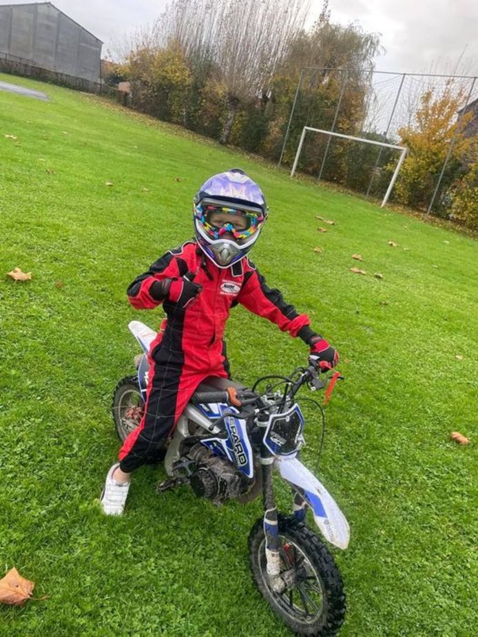 Een trotse Thibe (8) op zijn crossmotor, die vorige week werd gestolen.