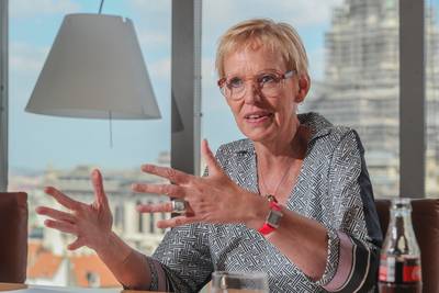 INTERVIEW. Minister van Pensioenen Karine Lalieux (PS) verdedigt haar plannen: “Ik zit hier toch niet om mensen pensioen af te pakken?”