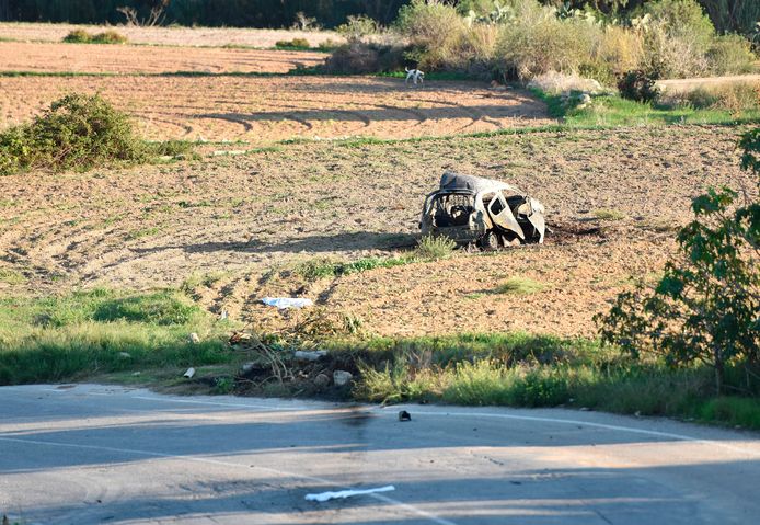 Het wrak van de auto van Daphne Caruana Galizia naast een weg bij de stad Mosta.