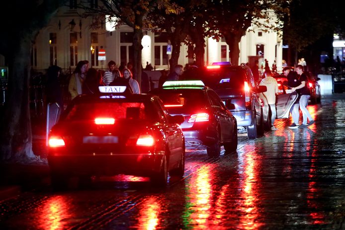Lang stonden taxi's in de rij om uitgaanspubliek op te pikken. Dat is een stuk minder geworden.