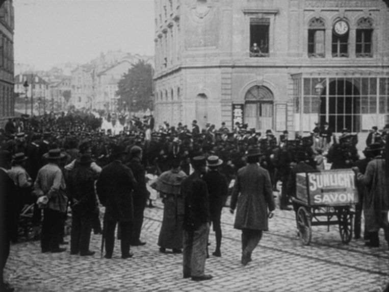Beeld uit 'Défilé du 8e Battalion' uit 1896, het vroegste voorbeeld van productplacement in een film. Beeld Lumiere