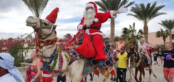 Koen Hallaert als kerstman in Egypte