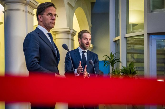 Demissionair premier Mark Rutte en minister Hugo de Jonge van Volksgezondheid (CDA) in de hal van het ministerie van Algemene Zaken.