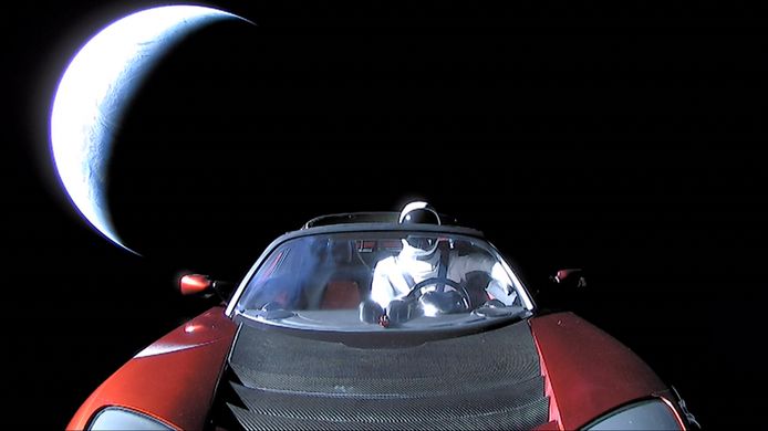 De rode Tesla, hier op door SpaceX bewerkt beeld met een dummy op de bestuurdersstoel, zou inmiddels al voorbij Mars zijn.