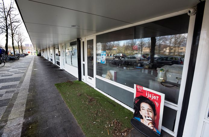 Het Turkse koffiehuis op de Van Bijnkershoeklaan die op last van burgemeester Van Zanen is gesloten omdat er illegaal gegokt werd. Volgens de raadsman van de eigenaars wordt elders ook volop bingo gespeeld.