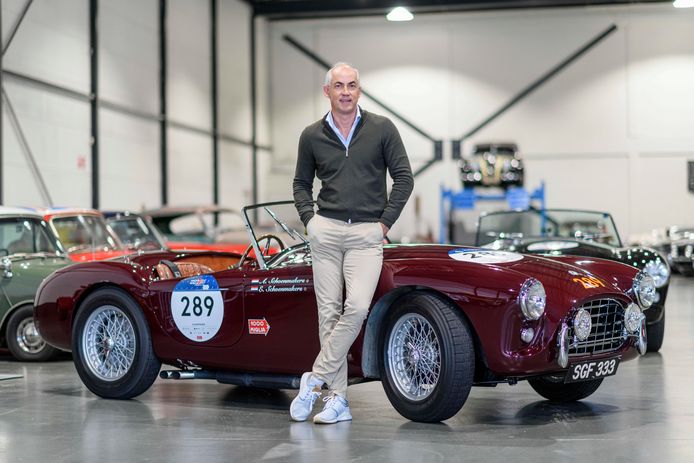 André Schoenmakers bij de AC Ace waarmee hij dit jaar samen met dochter Emma de Mille Miglia heeft gereden.