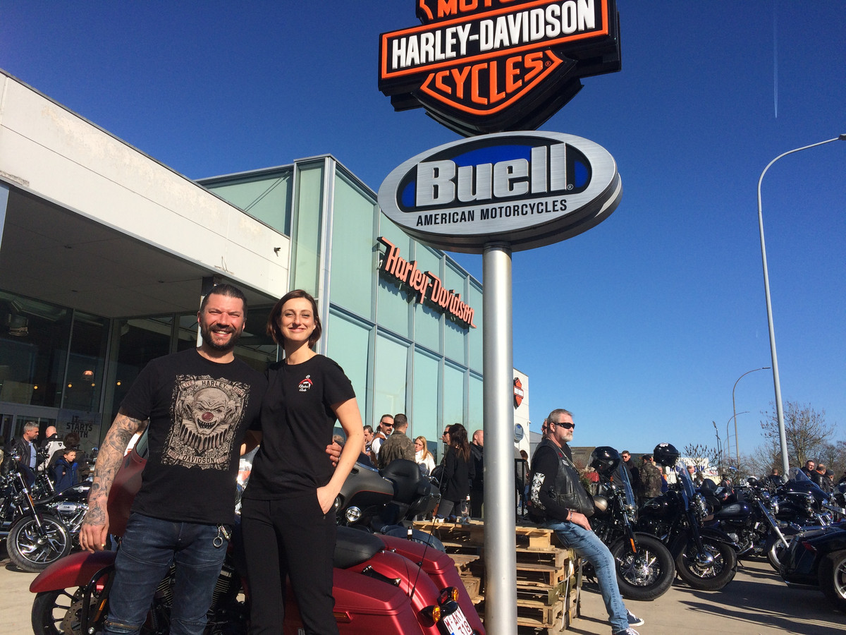 Harleyhoogdag van het jaar 2.000 bikers verbroederen tijdens Open