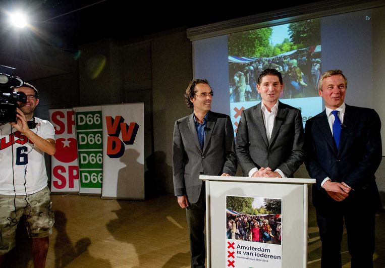 De drie fractieleiders presenteren het akkoord op een school in de Bijlmer. Beeld anp