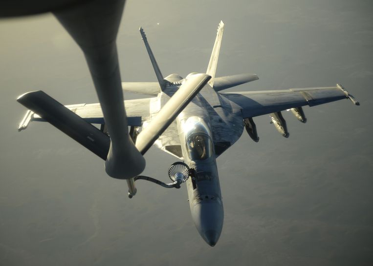 Een Amerikaans gevechtsvliegtuig dat bezig is met aanvallen op doelen van Islamitische Staat in Syrië tankt nieuwe benzine in de lucht. Beeld reuters