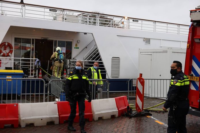 In de keuken van een boot waarin tijdelijk vluchtelingen wonen in Meppel, heeft een frituurpan vlam gevat. De pan is met een blusdeken geblust, de brandweer is bezig om de rook uit de boot te krijgen.