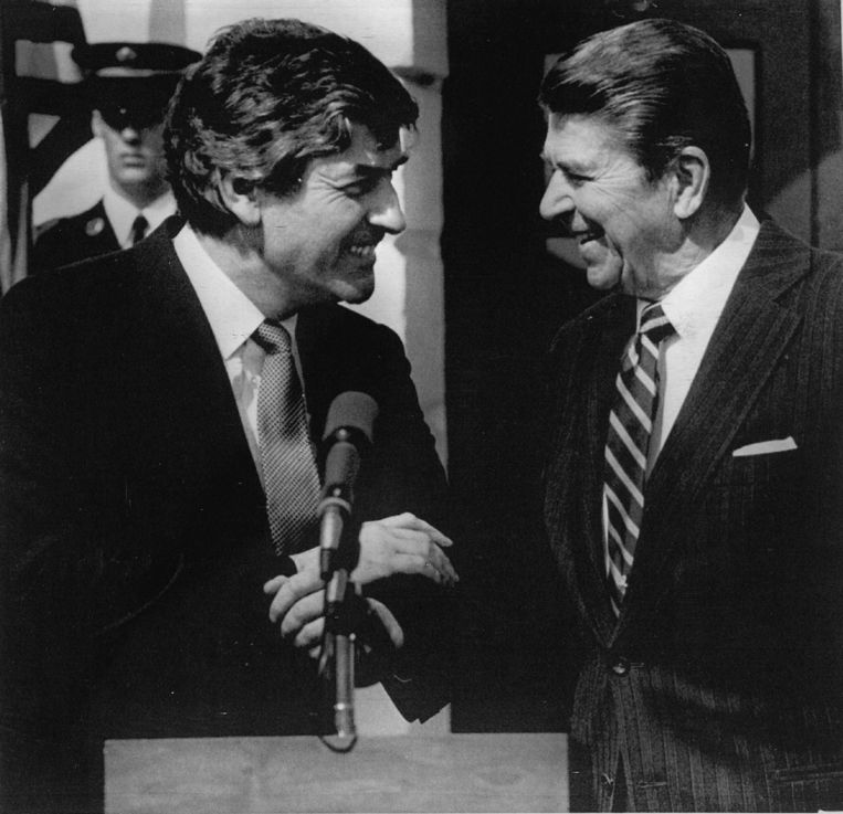 Premier Ruud Lubbers neemt afscheid van president Ronald Reagan na een bezoek in 1983. Beeld ANP/UPI