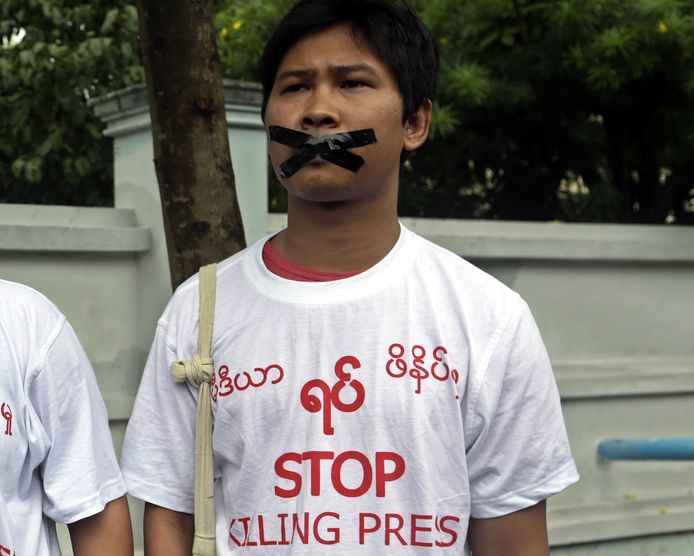 Een journalist uit Myanmar demonstreert tegen het opsluiten en vermoorden van journalisten.