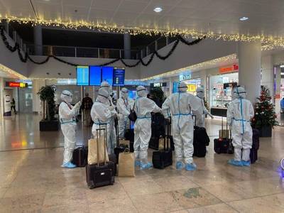 Opmerkelijk beeld: crew van luchtvaartmaatschappij volledig gehuld in beschermingspakken op Brussels Airport