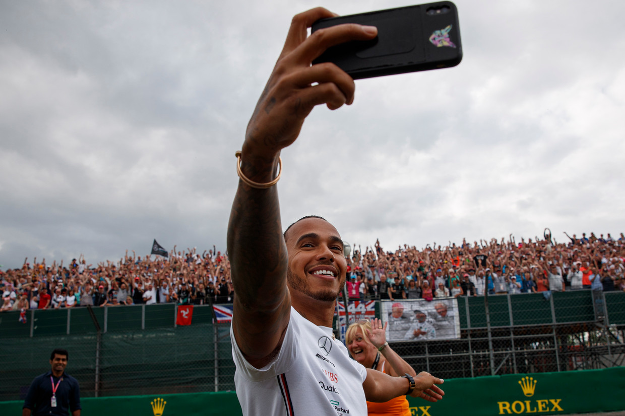 Lewis Hamilton is razend populair in Silverstone, iets minder in zijn geboortestad Stevenage. Beeld EPA