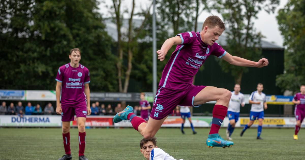 Zoen, knuffel en felicitaties: Kroes middelpunt bij winnend WZC - De Stentor
