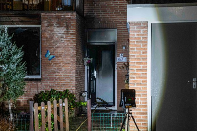 In een woning aan de Westkapellehof in Arnhem woedde woensdagnacht een hevige brand. De woning is onbewoonbaar verklaard.