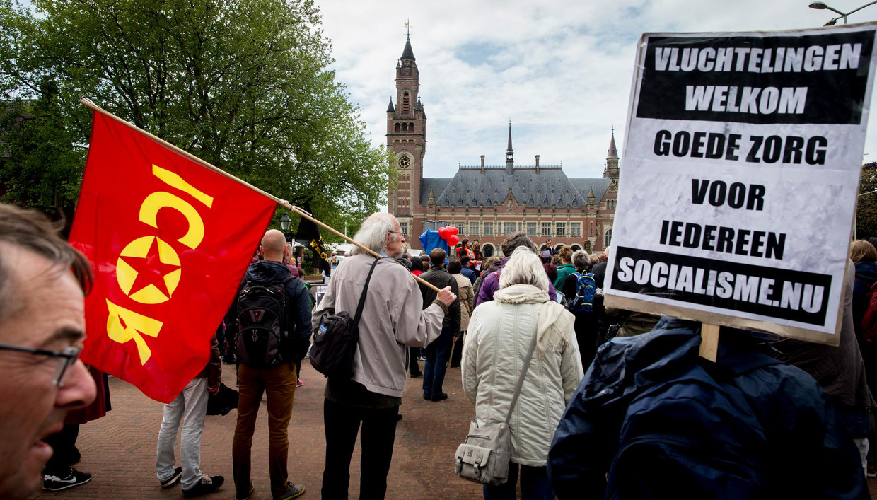 Bij een demonstratie bij het Vredespaleis in Den Haag in mei 2016 demonstreren mensen voor de rechten van vluchtelingen. Beeld anp