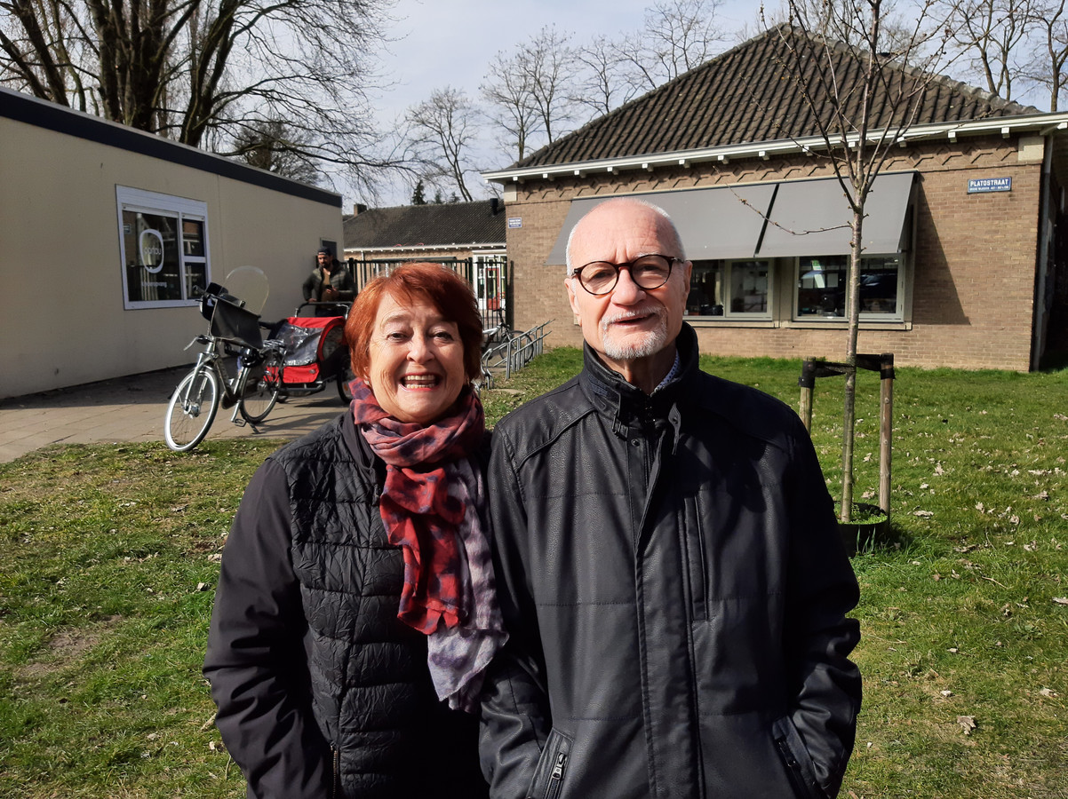 Loes en Piet de Vaan voor het gesloten hek van 'hun'stembureau.