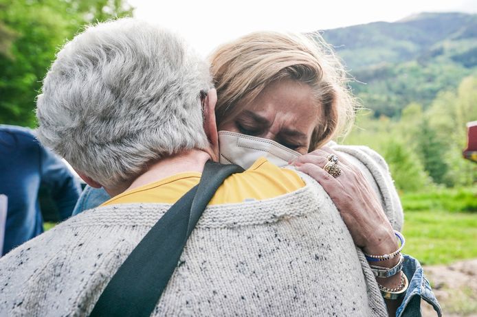 Marcella Severino (R), sindaco di Stressa, dopo un incidente con una funivia.  EPA / TINO ROMANO