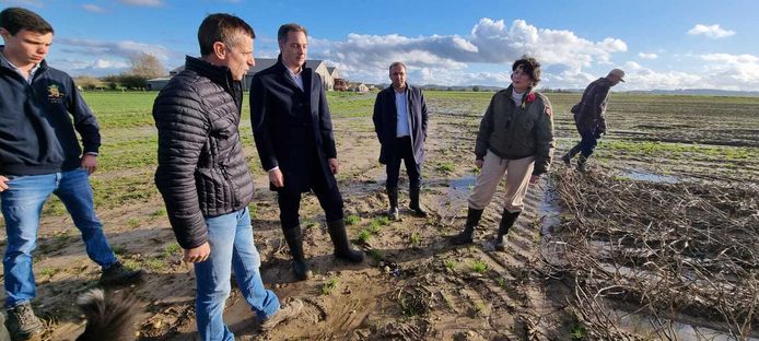 Premier Alexander De Croo (Open Vld) bezoekt de zwaar getroffen aardappelboer Filip Rosseel in Poperinge.