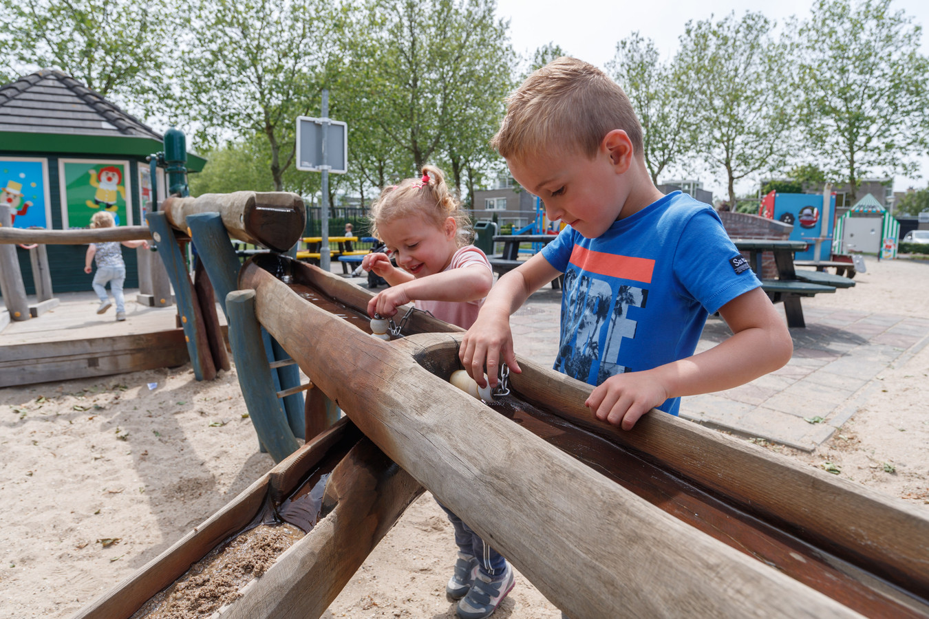 In speeltuin Hoge Neer in Etten-Leur kun je spelen met een waterpomp | Foto | bndestem.nl