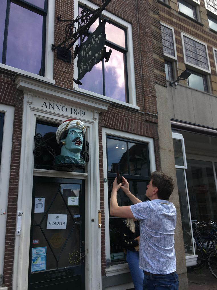 Wikipediaan Hanno Lans fotografeert een gaper bij drogisterij Van der Pigge in Haarlem voor Wikimedia Commons. Beeld Wikicommons