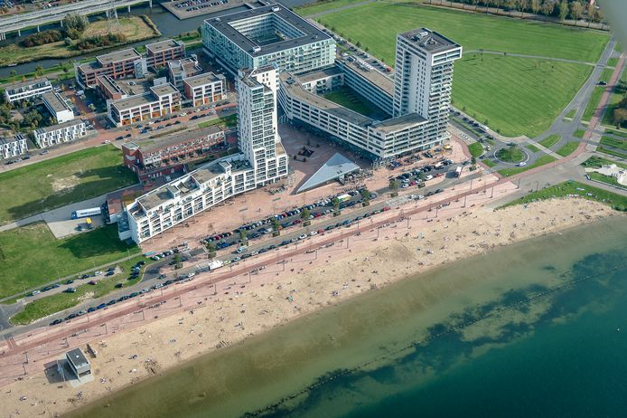 Op de groene strook, rechts van deze woontorens, wordt straks Finesse gerealiseerd. Foto: Jan Kok | Boomerang Fotografie