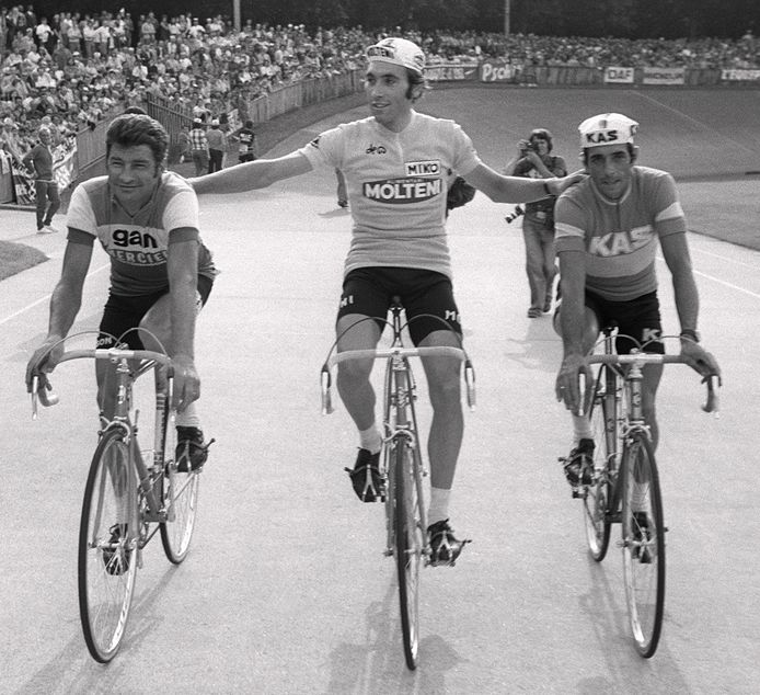 Poulidor hier links van Merckx en Vicente Lopez-Carril, aan het eind van de Tour 1974.
