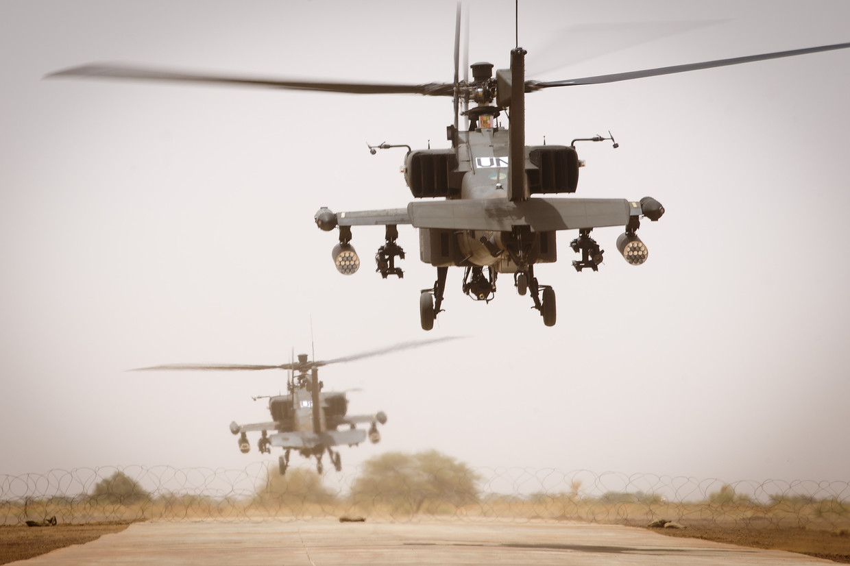 Nederlandse Apache-helikopters op het vliegveld van Gao, Mali. Beeld ANP