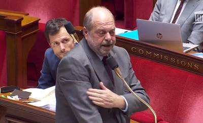 Accusé par le RN d’avoir fait une “quenelle” à l’Assemblée, Eric Dupond-Moretti mime le geste
