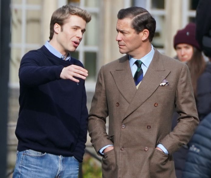 Ed McVey speelt prins William, Dominic West speelt toenmalig prins Charles, hier staan ze samen op een paparazzifoto tijdens de opnames.